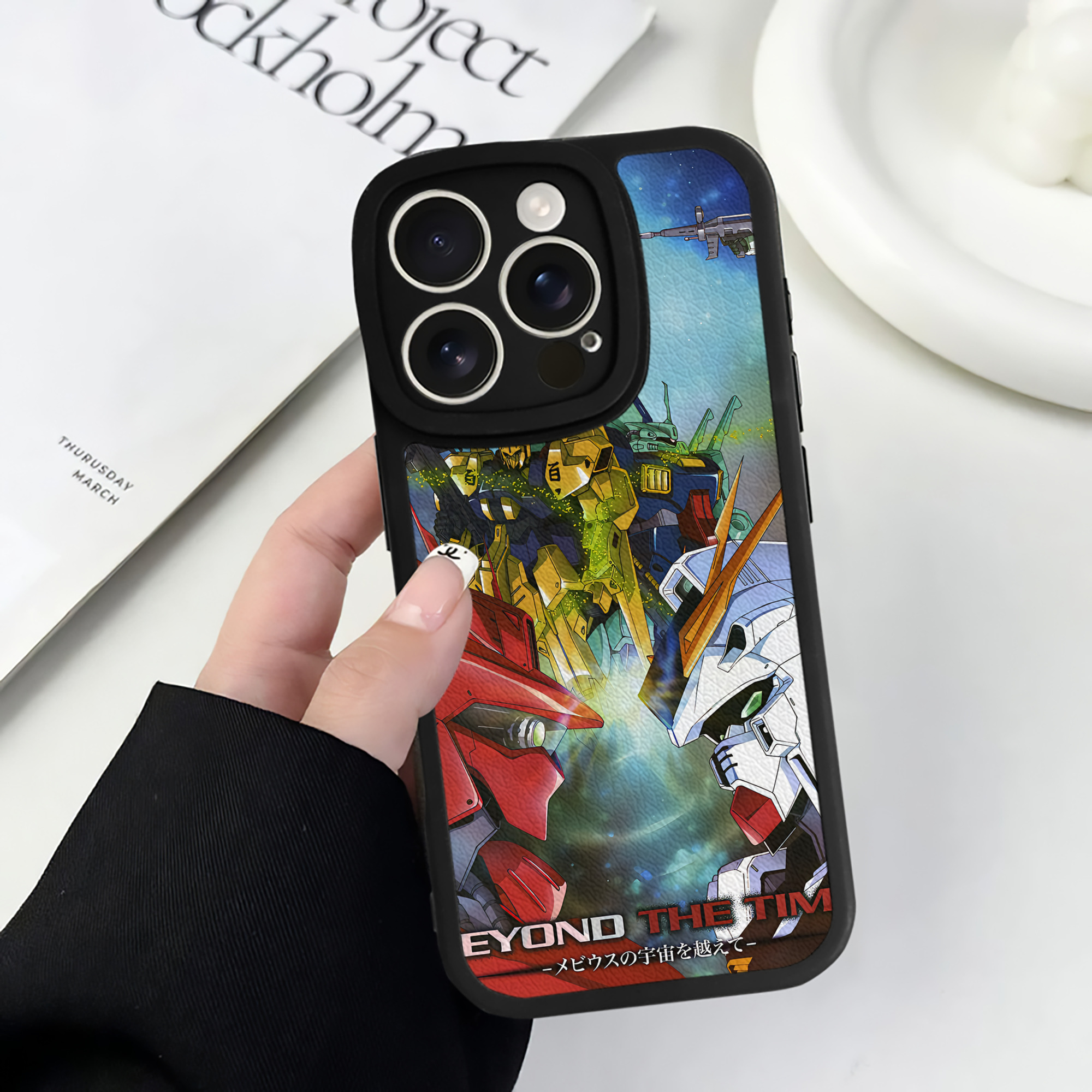 （画像用） 機動戦士ガンダム Mobile Suit Gundam 【iPhone 16シリーズ対応】シリコンスマホケース（レザー調） 材質：シリコン